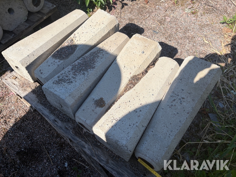 Betongfundament för belysningsstolpar