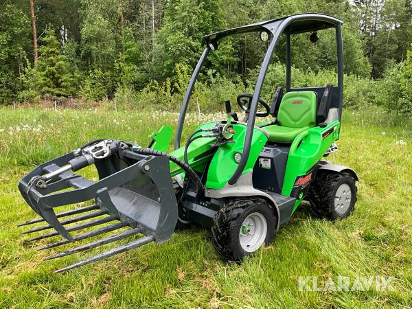 Redskapsbärare/Kompaktlastare Avant 225 med 7 st redskap