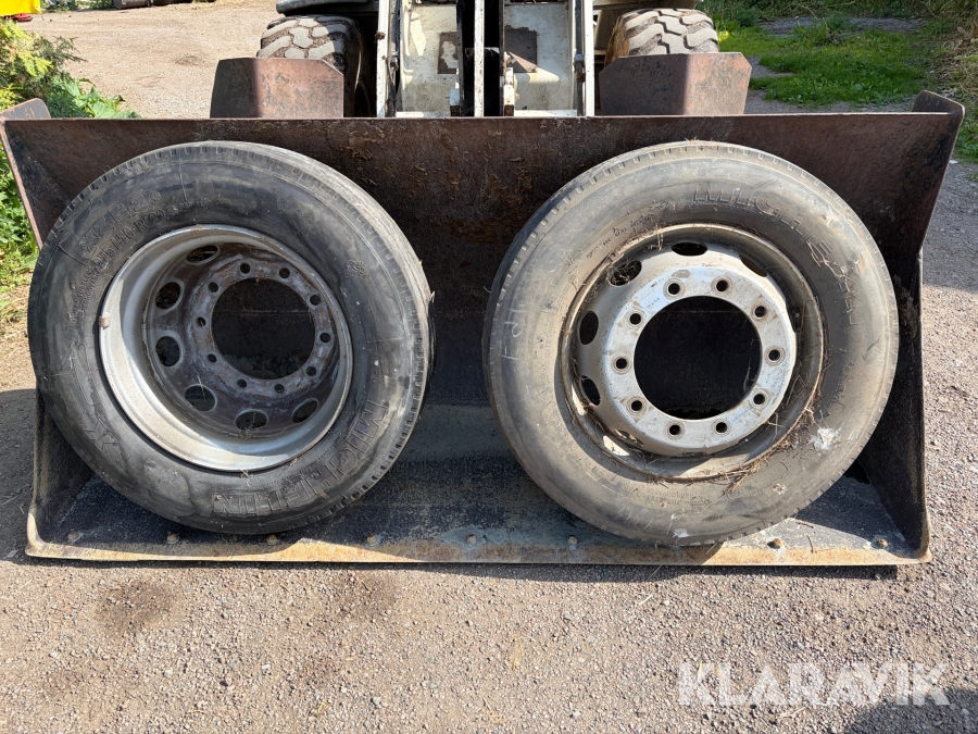 Lastbilsdäck och fälg Michelin 275/70R22,5