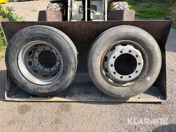 Lastbilsdäck och fälg Michelin 275/70R22,5