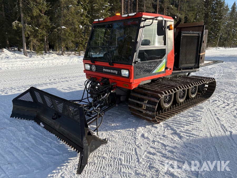 Pistmaskin Kässbohrer PB 130D med hydrauliskt tippflak