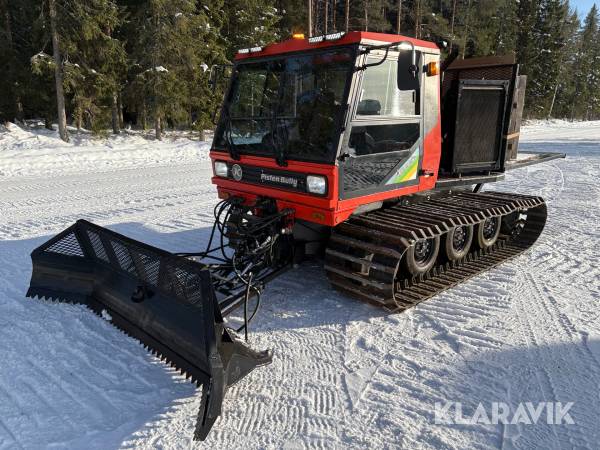 Pistmaskin Kässbohrer PB 130D med hydrauliskt tippflak