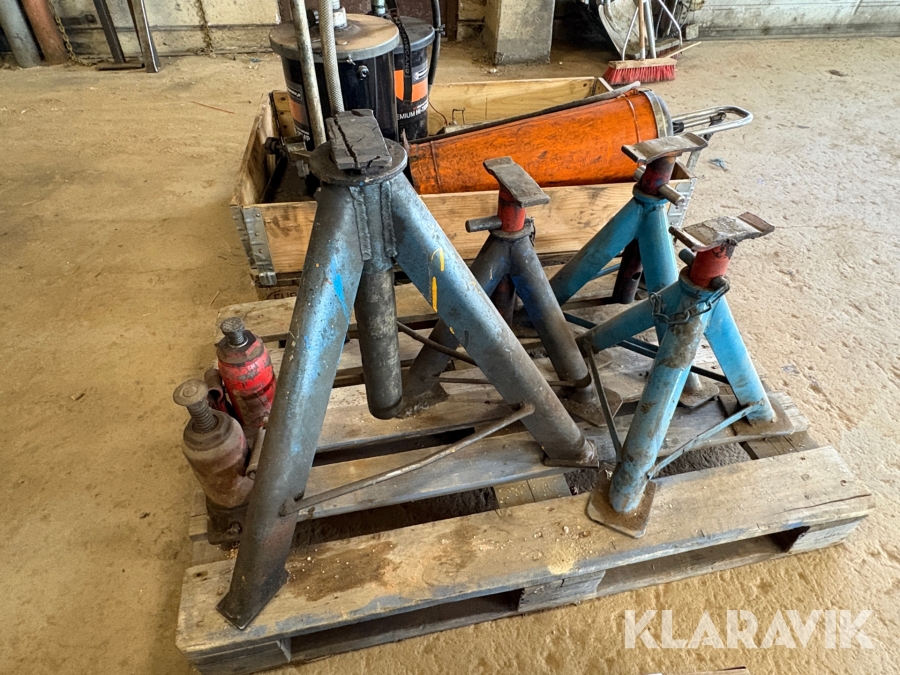 Parti med pallbockar samt domkrafter