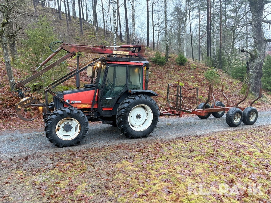 Traktor Valmet 465-4 med skogskran och vagn
