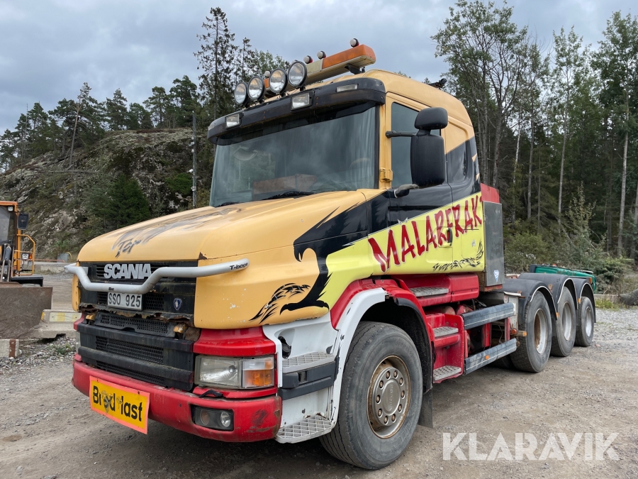 Dragbil Scania 124, 470 med maskintrailer