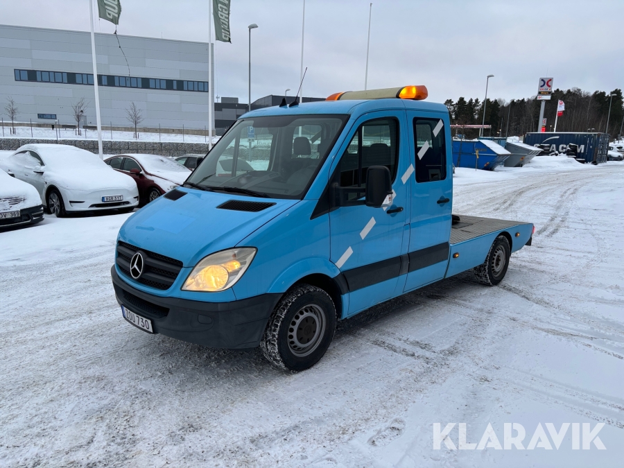 Dragbil Mercedes-Benz Sprinter med släp 