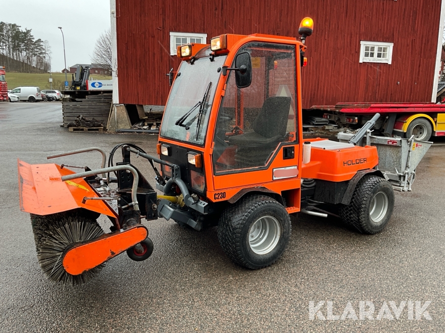Redskapsbärare Holder C230 med vikplog och sandspridare