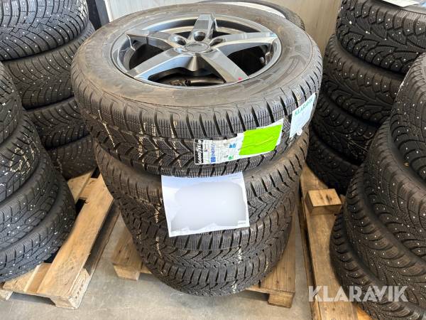 Vinterdäck  på fälg Good Year Ultragrip Ice 215/65R17 fyra st