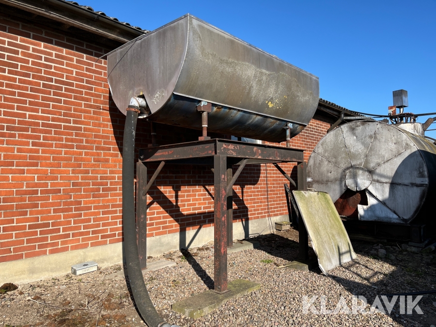 Rostfri tank Ca 2000 liter med benställning