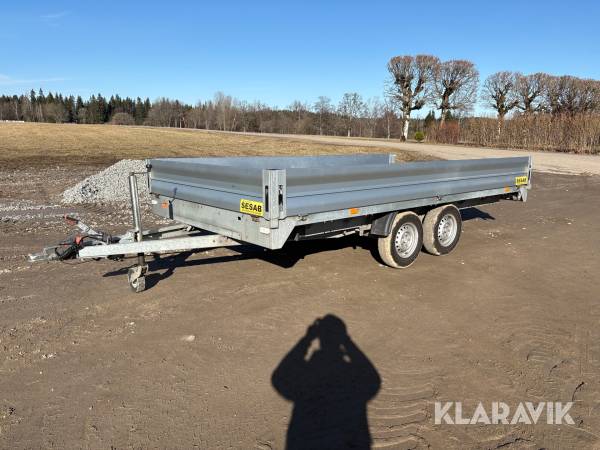 Personbilssläp Vezeko C med däck och ramper