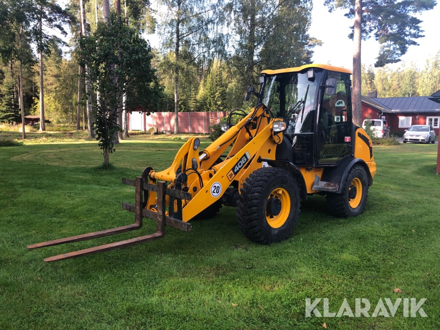 Lastmaskin JCB 406 med flera redskap