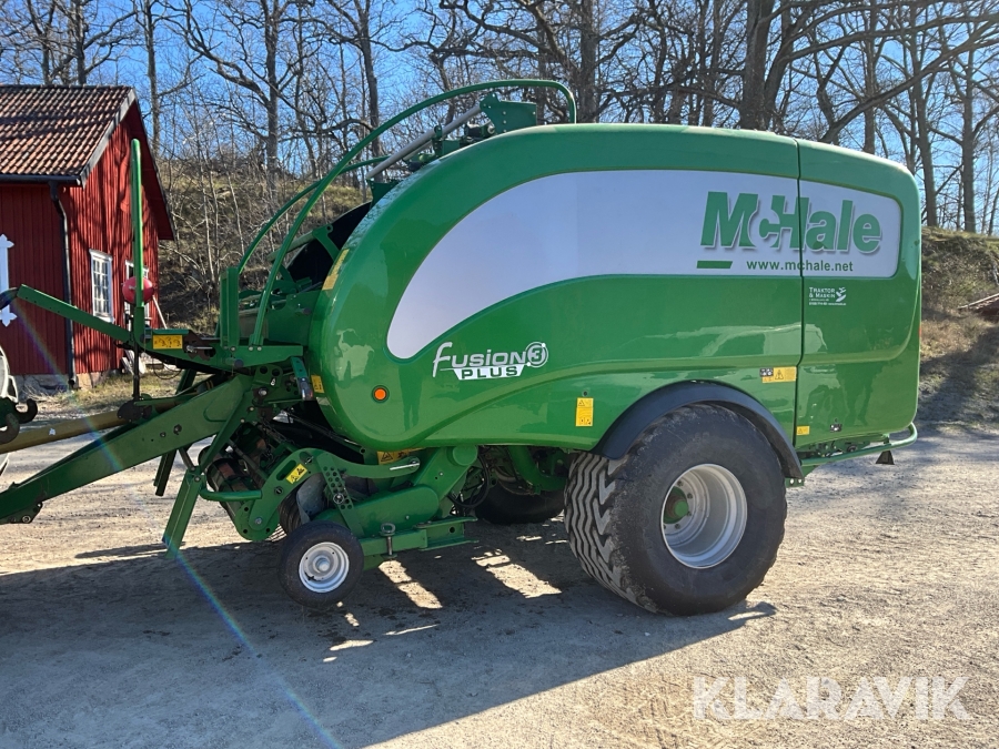 Rundbalspress och inplastare McHale Fusion 3 Plus