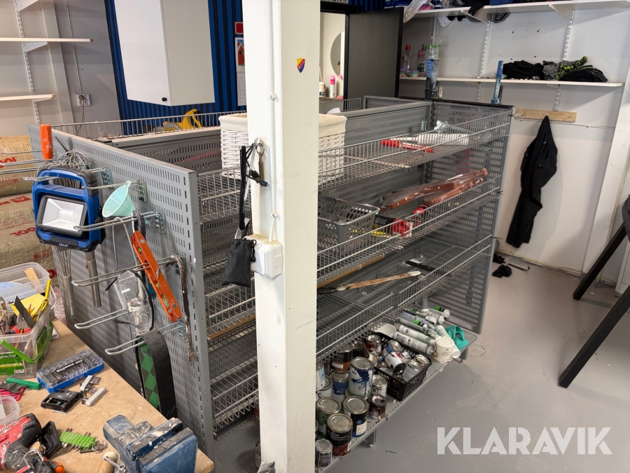 Lagerhylla med målarutrustning