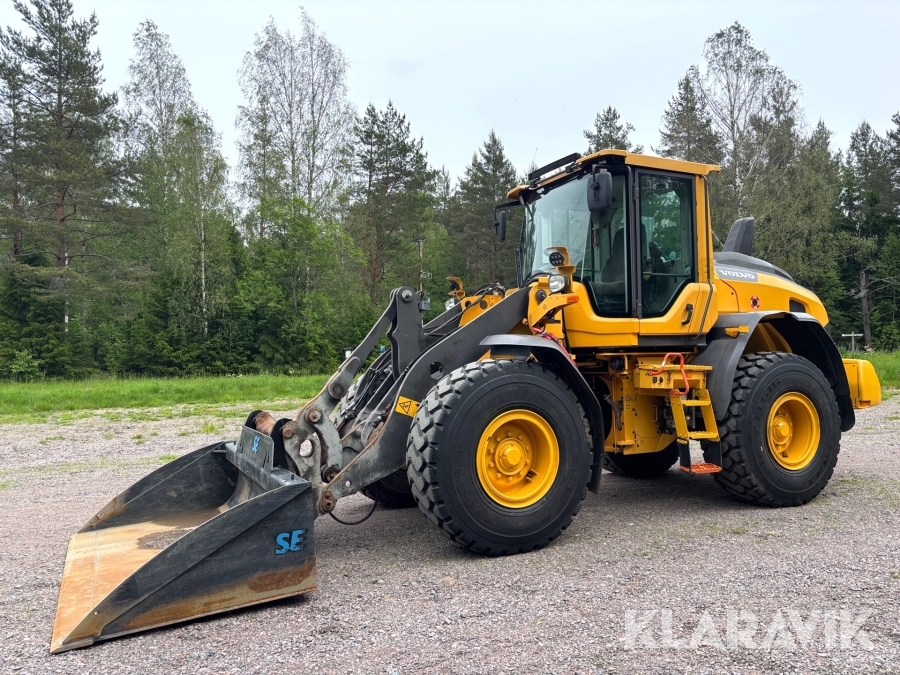 Hjullastare Volvo L60 H med vikblad, sandspridare, skopa samt gafflar