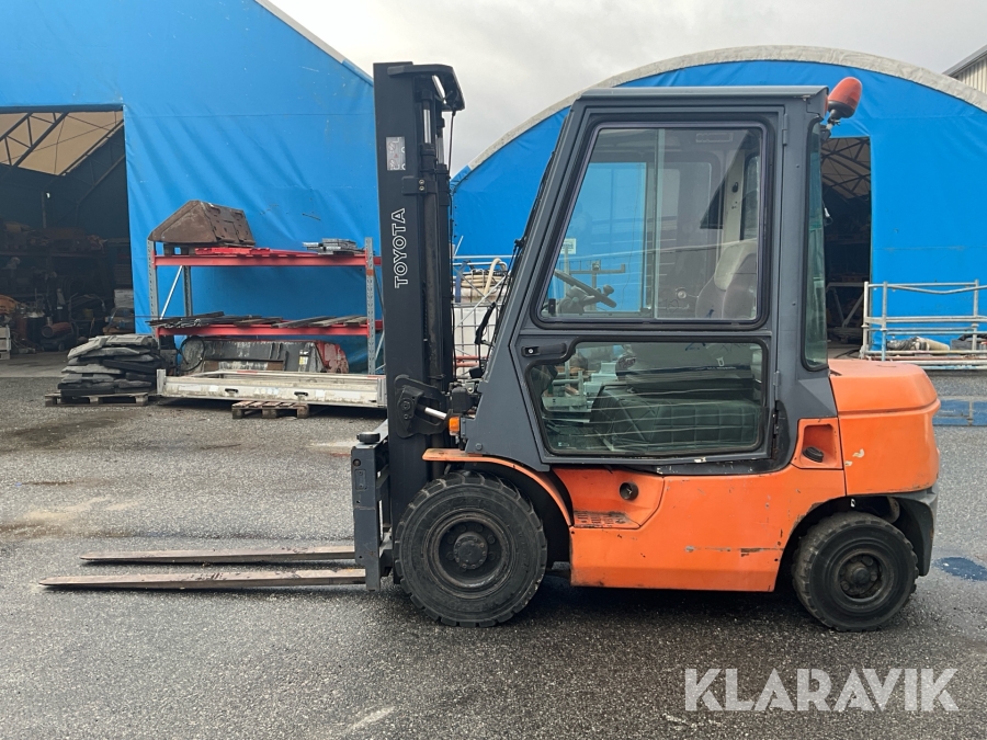 Truck Toyota 02-7FDF25 med gaffelspridning och sidoförskjutning