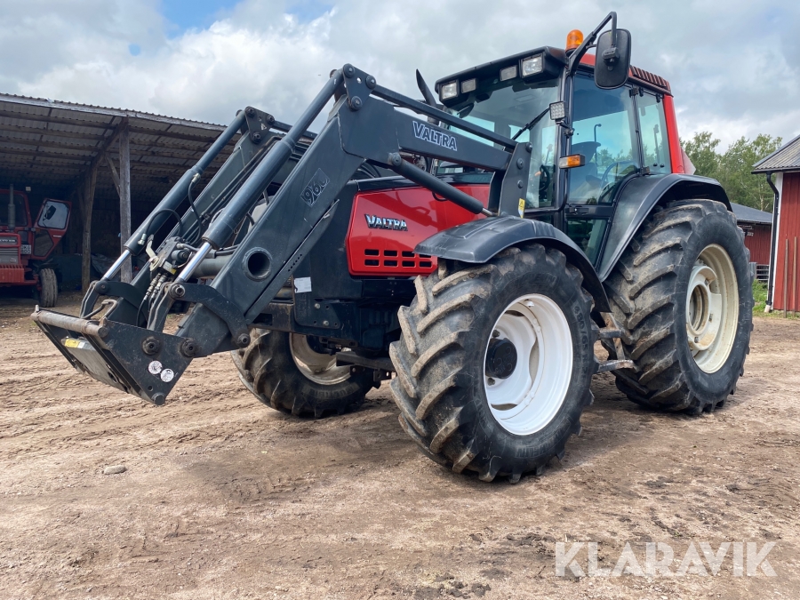 Traktor  Valtra 6750 med frontlastare