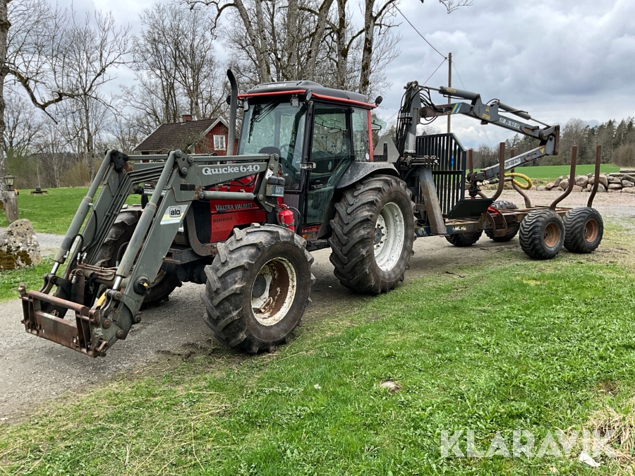 Traktor Valtra Valmet 900-4 med lastare, skogsvagn och kran med grip