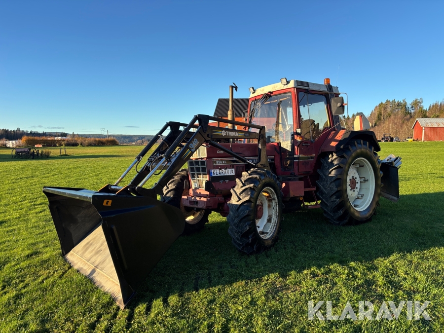 Traktor International 956XL med snöslunga & skopa