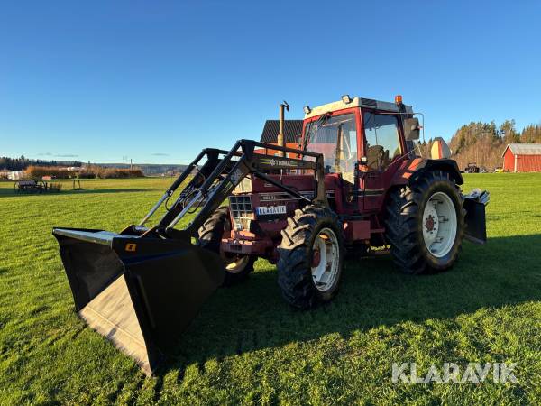 Traktor International 956XL med snöslunga & skopa