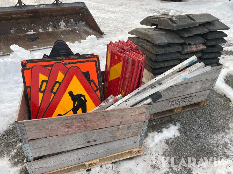 Vägskyltar och serganter  