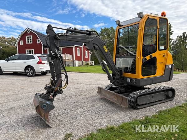 Grävmaskin Volvo EC15B med trailer och redskap