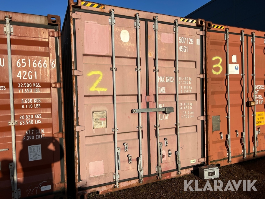 Container 40 fot med däckförvaringshyllor