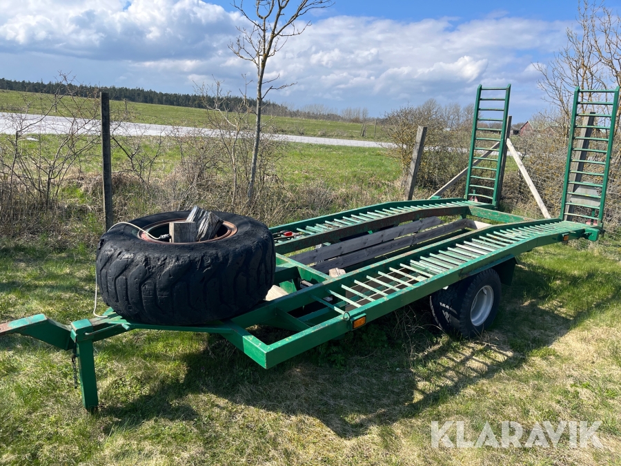 Biltransport till skogsmaskin