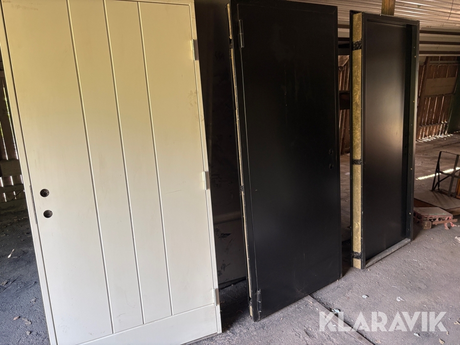 Parti med dörrar 2st ståldörrar och 3st trädörrar BHgreencar YD Ystad 10x21