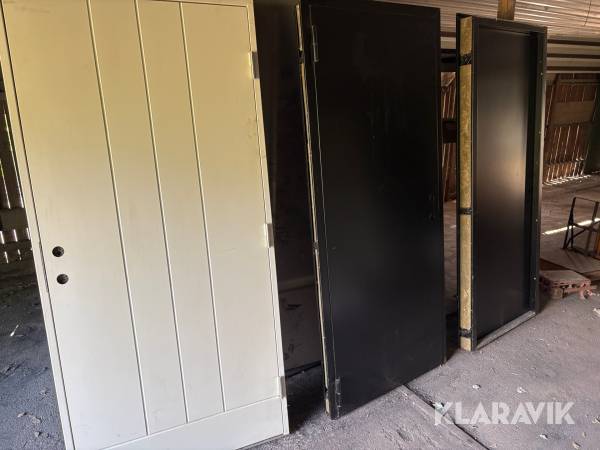 Parti med dörrar 2st ståldörrar och 3st trädörrar BHgreencar YD Ystad 10x21