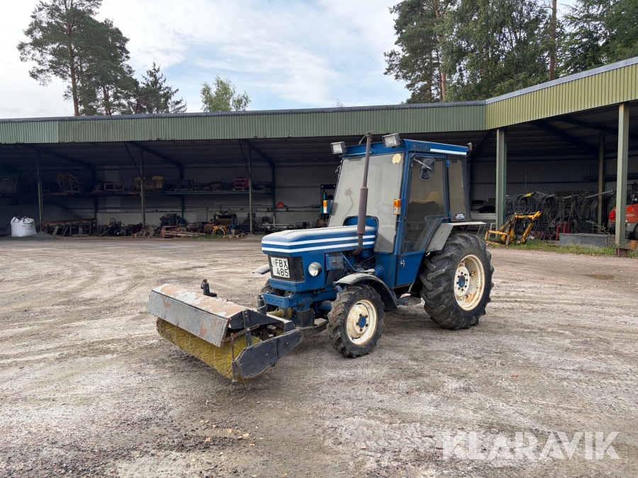 Traktor Ford 1910 4WD med sandspridare, sopvals & snöskär