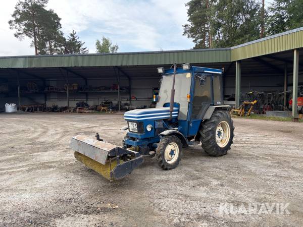 Traktor Ford 1910 4WD med sandspridare, sopvals & snöskär
