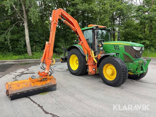 Traktor med armklippare John Deere 6145R