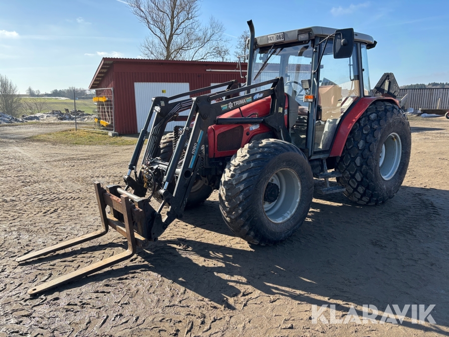 Traktor Massey Ferguson 4225 med lastare och redskap