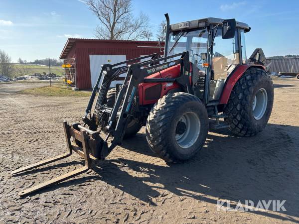 Traktor Massey Ferguson 4225 med lastare och redskap