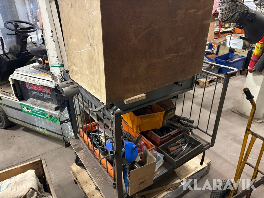 Vagn & skåp med innehåll