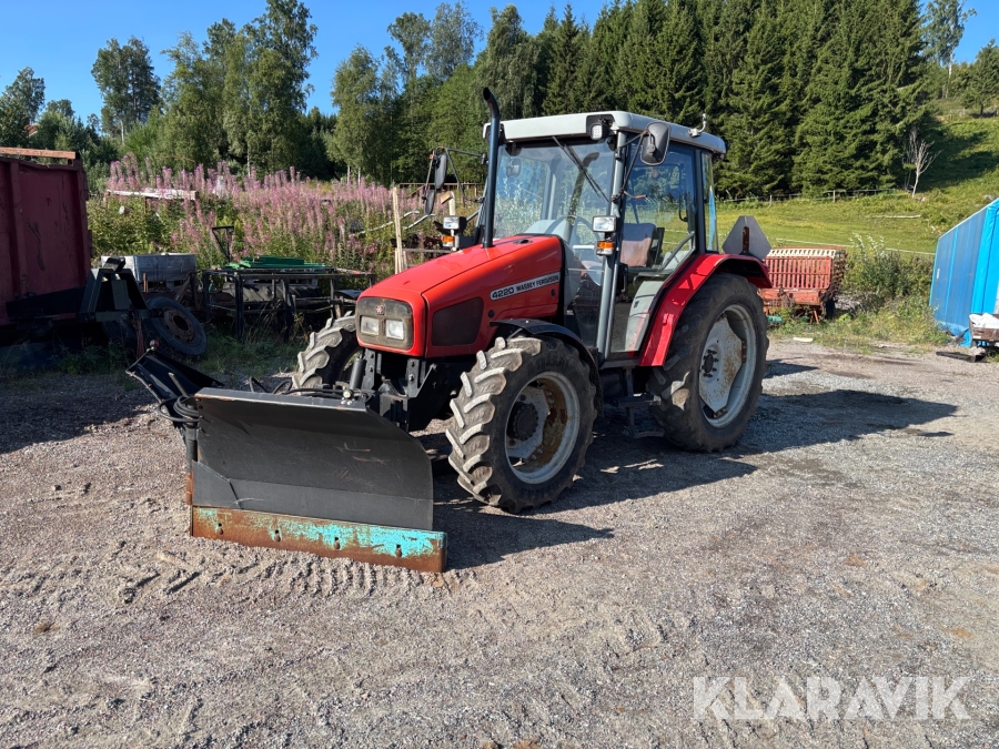 Traktor Massey Ferguson 4220 med Vikplog och Sandspridare