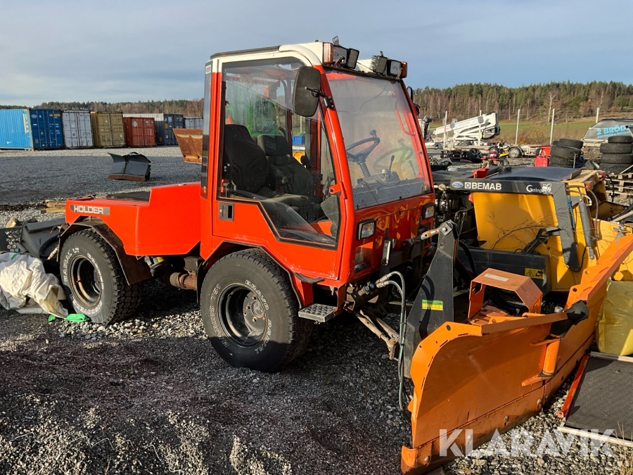 Redskapsbärare Holder C340 med vikplog och Sandspridare