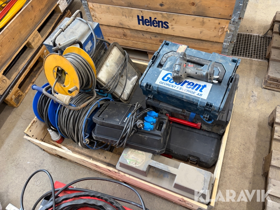 Diverse maskiner, belysning och kablar