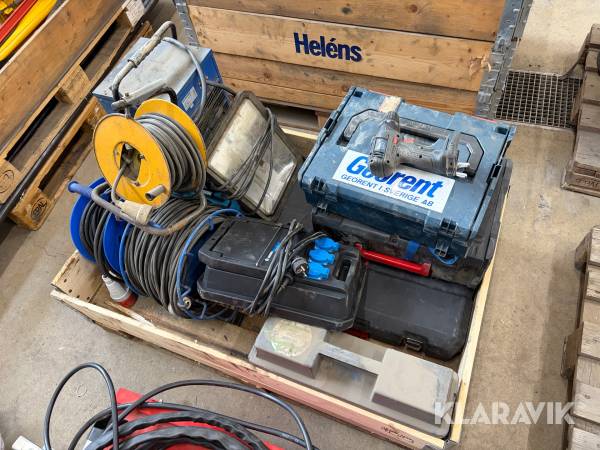 Diverse maskiner, belysning och kablar