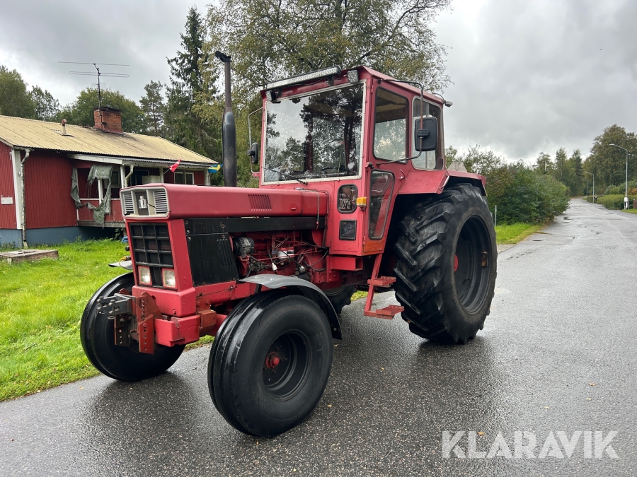 Veterantraktor International 946 med snöplog