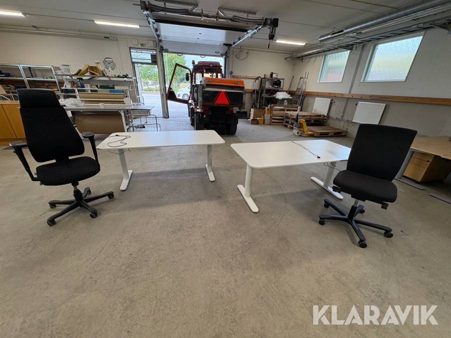Höj/Sänkbara Skrivbord samt 2st kontorsstolar