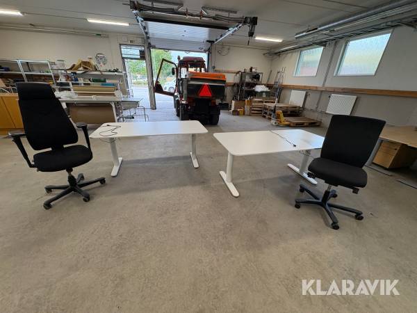 Höj/Sänkbara Skrivbord samt 2st kontorsstolar