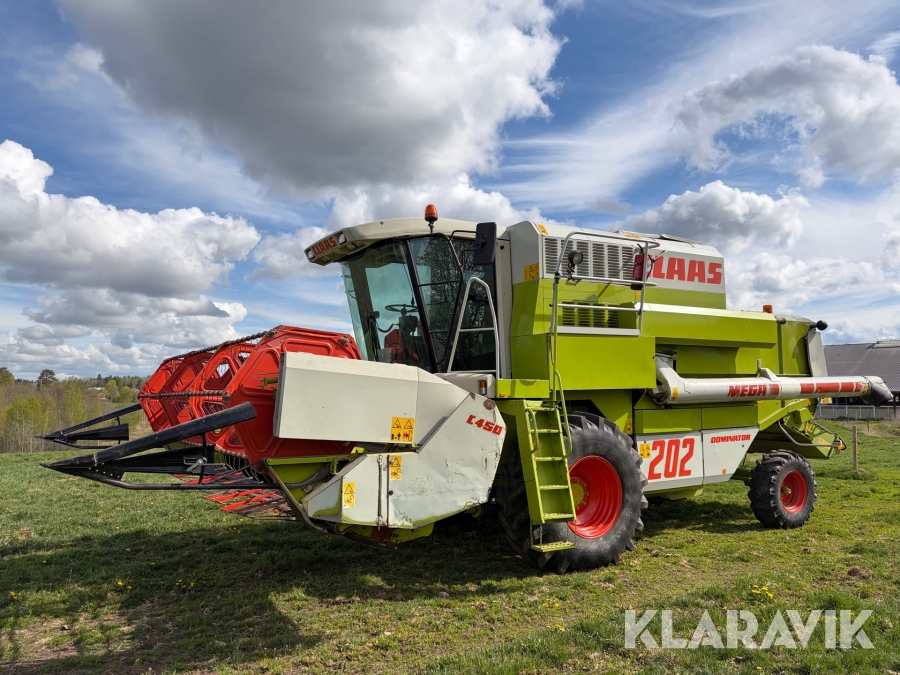 Skördetröska Claas Dominator Mega 202 med 15 fots skärbord