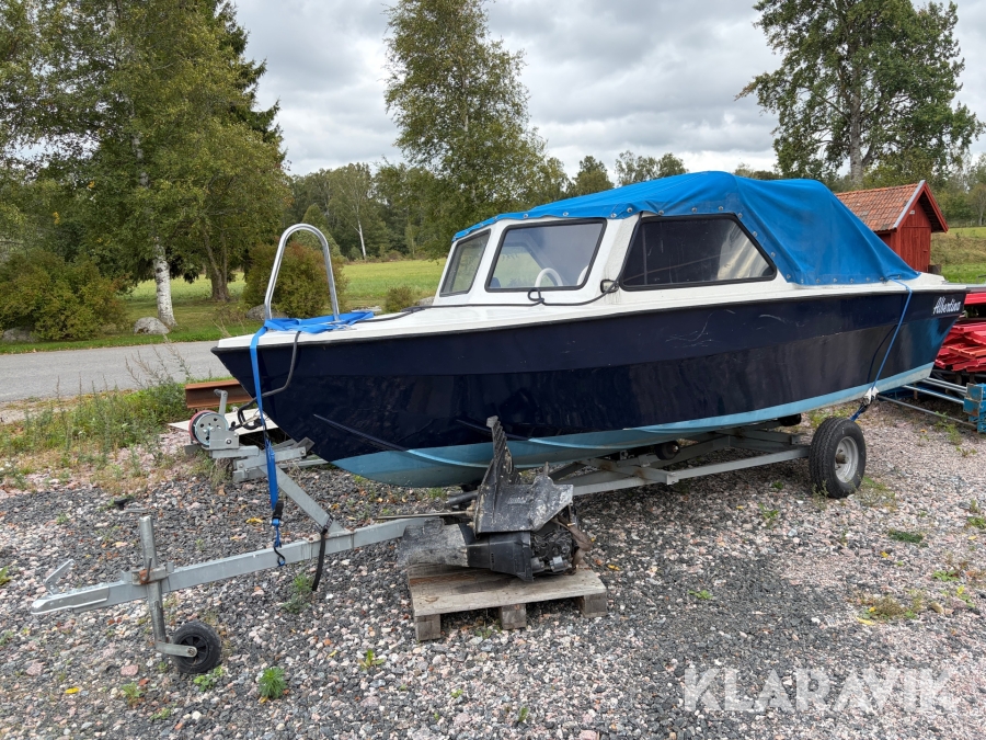 Motorbåt med trailer