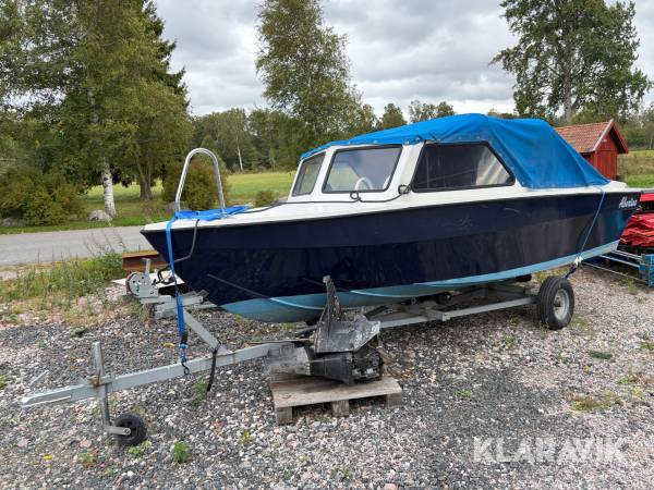 Motorbåt med trailer