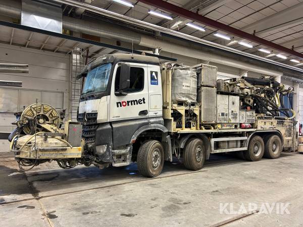 Betongsprutningsrobot Normet Spray Mec Norr Runner 140 DC på en Mercedes-Benz Arocs 4158