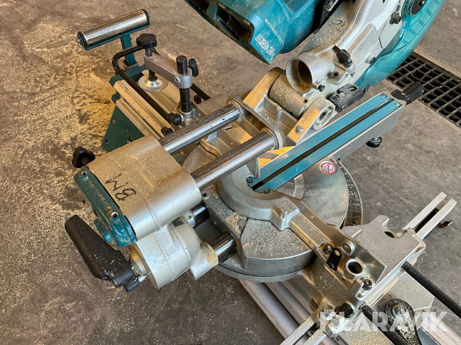 Kap- och gersåg Makita DLS714 med sågbord