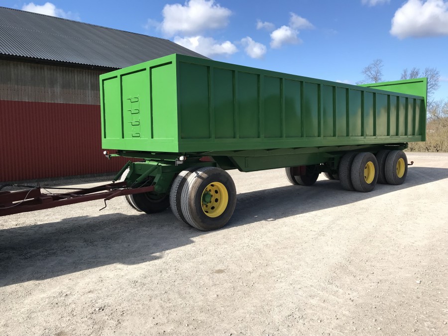 Släpvagn med tipp till traktor