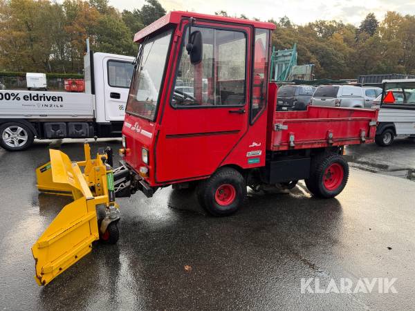 Redskapsbärare Medletrucken Maxi 9000 D med konstgräsplog