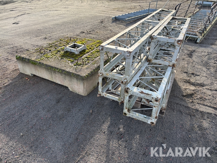 Fackverksmast med fundament